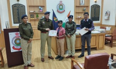 बाल सुरक्षा सप्ताह के अंतर्गत प्रतियोगिता में स्थान प्राप्त करने वाले छात्र-छात्राओं को वरिष्ठ पुलिस अधीक्षक दुर्ग द्वारा प्रशस्ति पत्र देकर  किया गया  सम्मानित