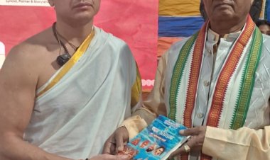 ब्राजील वासी पद्मश्री आचार्य मसेट्टी को "संस्कृति के चार सोपान" भेंट की आचार्य शर्मा ने