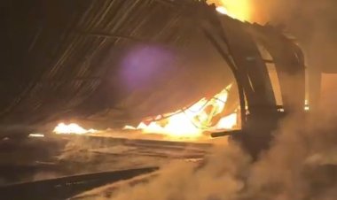 मुरमुंदा में गद्दा फैक्ट्री में लगी आग, केमिकल ड्रम फटने से बढ़ा खतरा