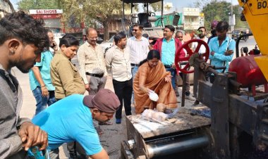 महापौर अलका बाघमार ने चार्ज रोड डामरीकरण कार्य का किया निरीक्षण,पूजा अर्चना कर करवाया कार्य का शुभारंभ