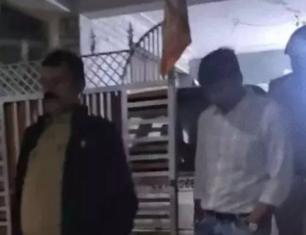 अमित बघेल को पकड़ने टिकरापारा में पुलिस की रेड