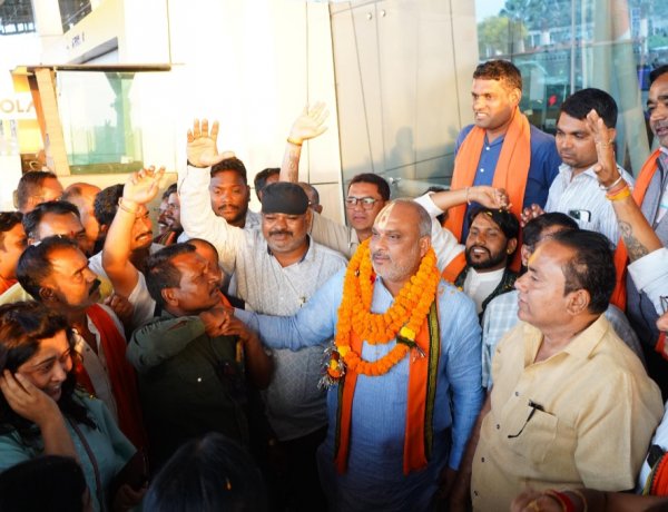 दुर्ग ग्रामीण विधायक ललित चंद्राकर के  दुर्ग आगमन पर भाजपा कार्यकर्ताओं ने रायपुर एयरपोर्ट पर भव्य स्वागत अभिनंदन किया 