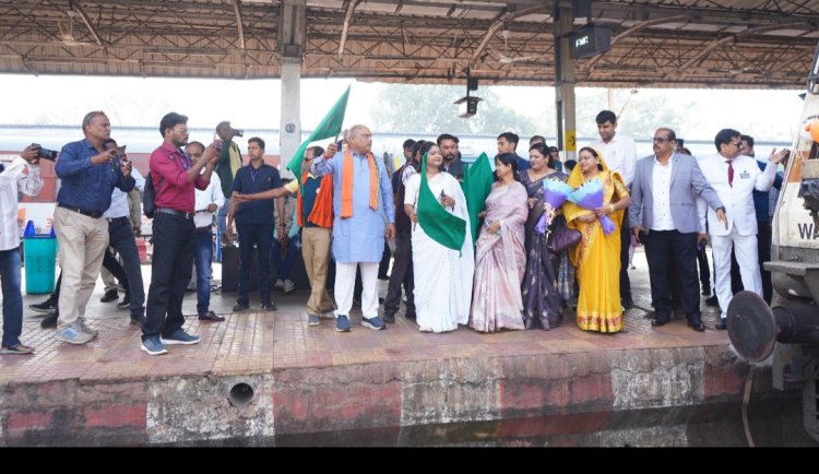 विधायक ललित चंद्राकर ने अयोध्या दर्शन के लिए विशेष ट्रेन को दुर्ग रेल्वे स्टेशन से हरि झंडी दिखाकर किया रवाना