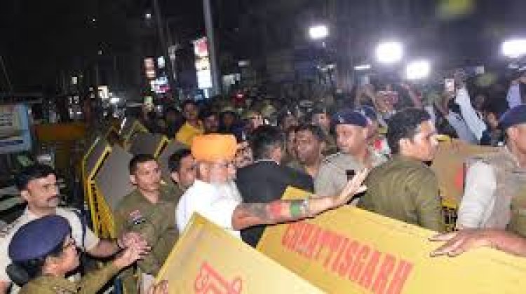 एसपी-टीआई को धमकी देने वाले करणी सेना के अध्यक्ष ने दी गिरफ्तारी, थाने के बाहर समर्थकों की पुलिस के खिलाफ नारेबाजी