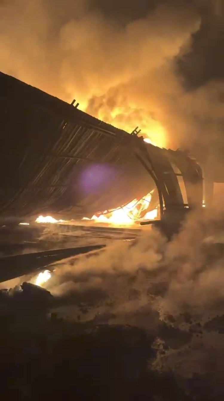 मुरमुंदा में गद्दा फैक्ट्री में लगी आग, केमिकल ड्रम फटने से बढ़ा खतरा