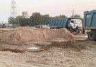 रेत माफियाओं के हौसले बुलंद : जनप्रतिनिधियों के संरक्षण में अवैध भंडारण जारी, कवरेज करने गए पत्रकारों के साथ की गई बदसलूकी