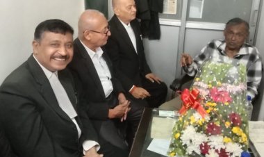 विधिवेत्ता कनक तिवारी का सम्मान किया अधिवक्ताओं ने