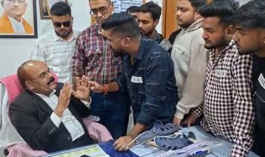 कल्याण कॉलेज में तनाव, प्रिंसिपल को जूतों की माला पहनाने की कोशिश पर पुलिस की एंट्री