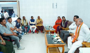 दुर्ग ग्रामीण विधायक ललित चंद्राकर ने पंडित प्रदीप मिश्रा के शिवमहापुराण कथा के सम्बंध में आयोजित बैठक में शामिल हुए