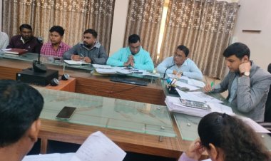 पीएम आवास योजना की प्रगति पर कमिश्नर सुमित अग्रवाल की अधिकारियों–एजेंसियों की समीक्षा