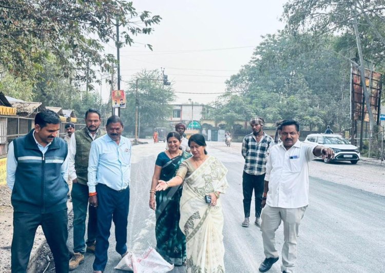 महापौर अलका बाघमार ने लिया गुणवत्ता का जायजा,चर्च रोड से श्रमवीर चौक तक डामरीकरण कार्य में तेजी