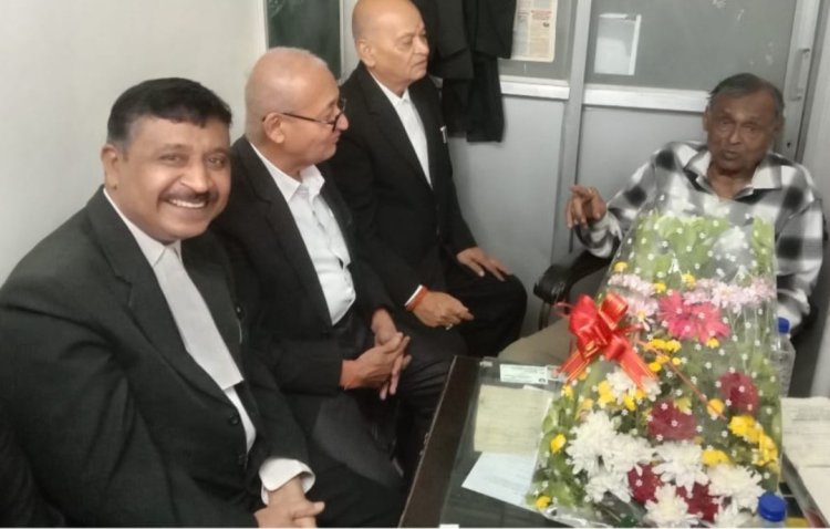 विधिवेत्ता कनक तिवारी का सम्मान किया अधिवक्ताओं ने
