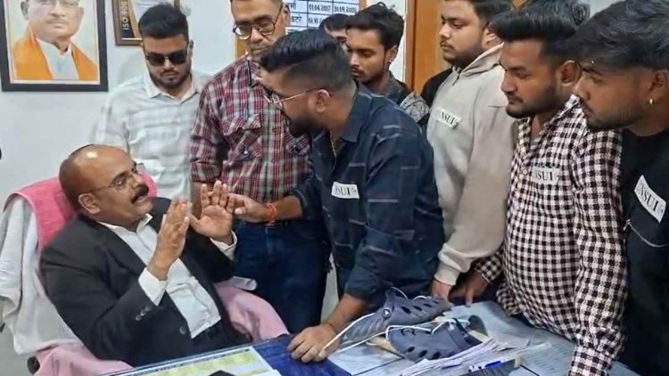 कल्याण कॉलेज में तनाव, प्रिंसिपल को जूतों की माला पहनाने की कोशिश पर पुलिस की एंट्री