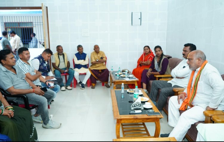 दुर्ग ग्रामीण विधायक ललित चंद्राकर ने पंडित प्रदीप मिश्रा के शिवमहापुराण कथा के सम्बंध में आयोजित बैठक में शामिल हुए