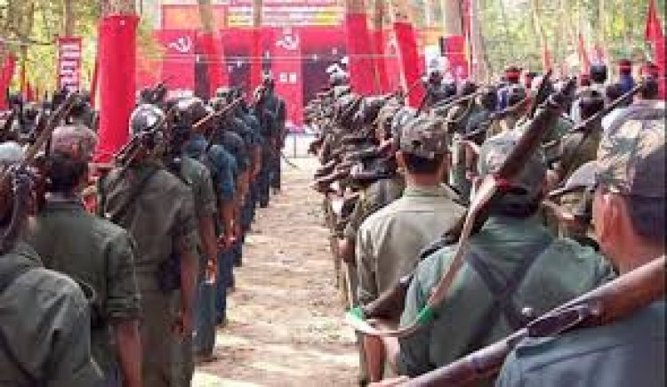 सुकमा में बड़ा समर्पण: 33 लाख के इनामी 10 माओवादी मुख्यधारा में लौटे, AK-47 समेत हथियार सौंपे