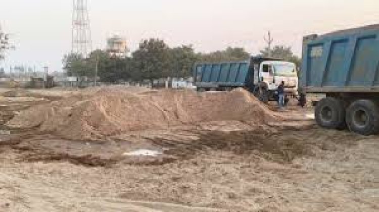 रेत माफियाओं के हौसले बुलंद : जनप्रतिनिधियों के संरक्षण में अवैध भंडारण जारी, कवरेज करने गए पत्रकारों के साथ की गई बदसलूकी