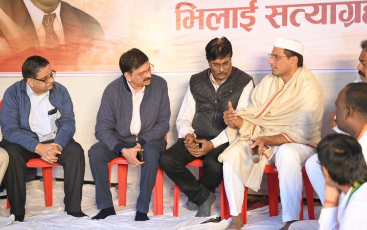 बीएसपी प्रबंधन से ठोस जवाब नहीं, DIC से मुलाकात तक जारी रहेगा विधायक देवेंद्र यादव का उपवास, भिलाई नहीं बिकने देंगे का नारा बुलंद