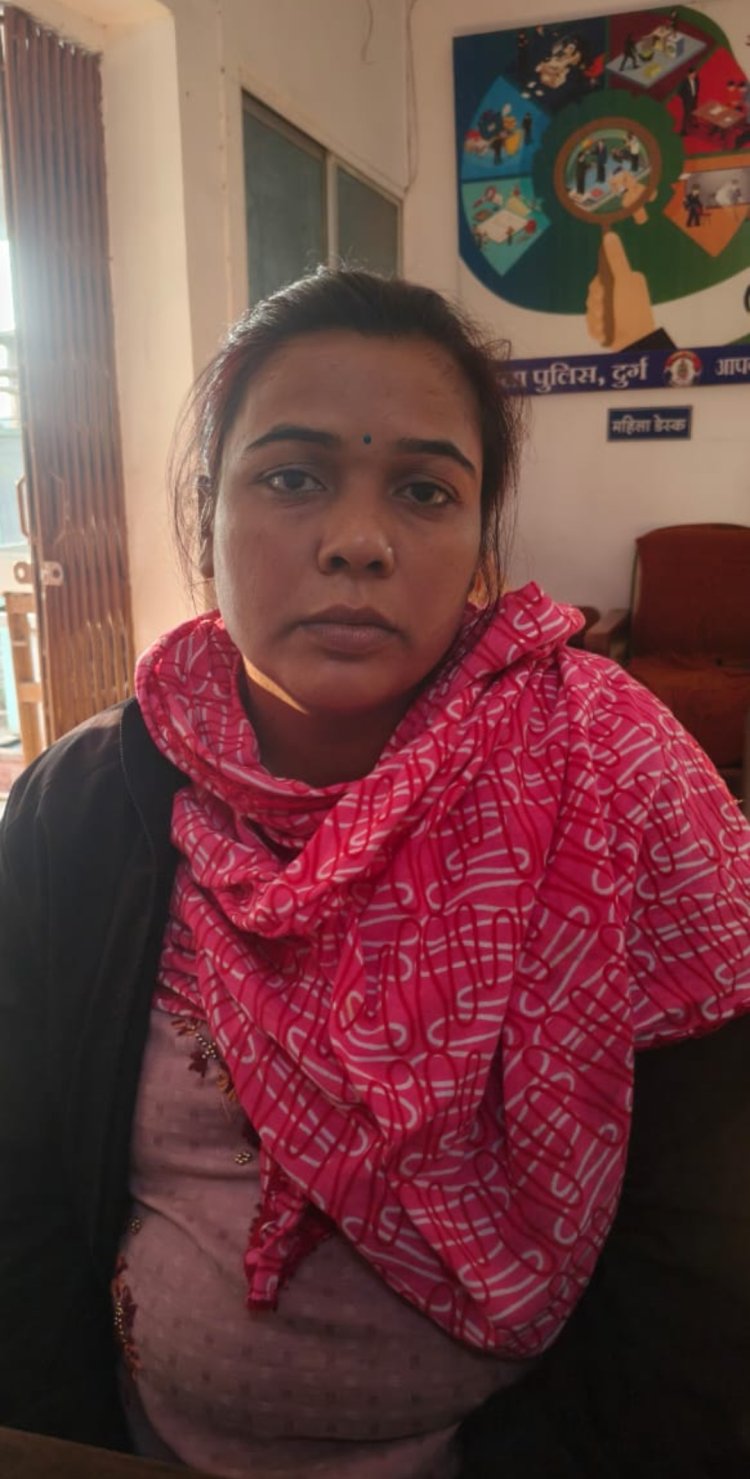 ज्वेलरी शॉप में चोरी का खुलासा: नेवई पुलिस ने महिला आरोपी को किया गिरफ्तार, सोने के टाप्स व स्कूटी बरामद