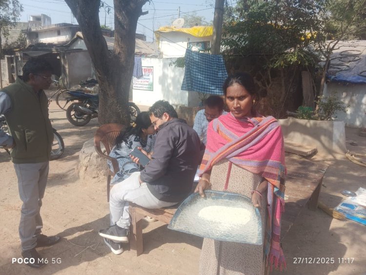 शासकीय उचित मूल्य दुकानों से सड़ा हुआ चावल वितरण किए जाने की जांच करने पहुंचे तहसीलदार ने शिकायत को सही पाया