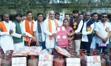 दुर्ग : डुण्डेरा में उज्ज्वला योजना के तहत 100 महिलाओं को मिला गैस कनेक्शन, विधायक ललित चंद्राकर ने किया वितरण