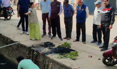 वार्ड-43 मुक्त नगर: महापौर ने नालों की सफाई परखी, लापरवाही पर जताई नाराजगी
