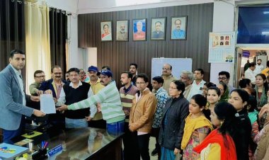 नगर निगम कर्मचारियों का आंदोलन, आयुक्त को सौंपा मांगों का ज्ञापन