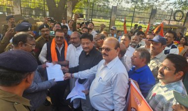 दुर्ग-भिलाई चरोदा रिसाली नगर निगम द्वारा संयुक्त रूप से 10 सूत्र मांगो को लेकर मुख्यमंत्री के नाम कलेक्टर को सौंपा ज्ञापन