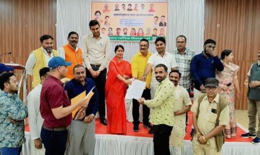 महापौर,आयुक्त ने 15 पात्र आश्रितों को सौंपे अनुकम्पा नियुक्ति पत्र