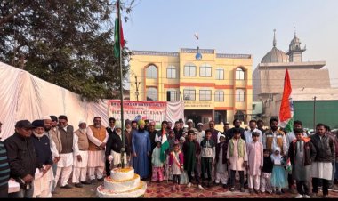 गणतंत्र दिवस: मस्जिदों, मैदानों और कॉलोनियों में शान से लहराया तिरंगा