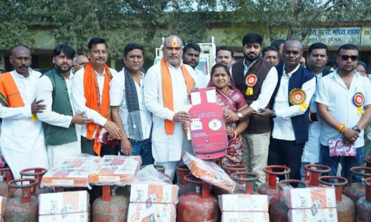 दुर्ग : डुण्डेरा में उज्ज्वला योजना के तहत 100 महिलाओं को मिला गैस कनेक्शन, विधायक ललित चंद्राकर ने किया वितरण