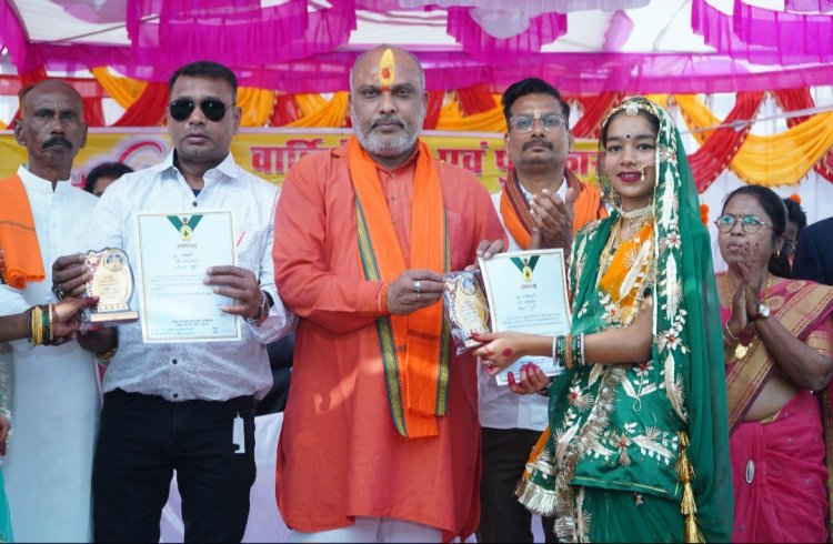 शासकीय उच्चतर माध्यमिक विद्यालय रुआबांधा के वार्षिक उत्सव में शामिल हुए विधायक ललित चंद्राकर, मेधावी विद्यार्थियों का किया सम्मान