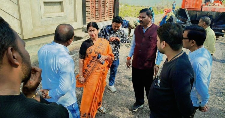 12 लाख के डामरीकरण कार्य का महापौर अलका बाघमार ने किया स्थल निरीक्षण