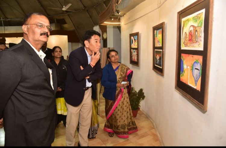 जापानी कला पारखी ने सराहा विशेष बच्चों की पेंटिंग को