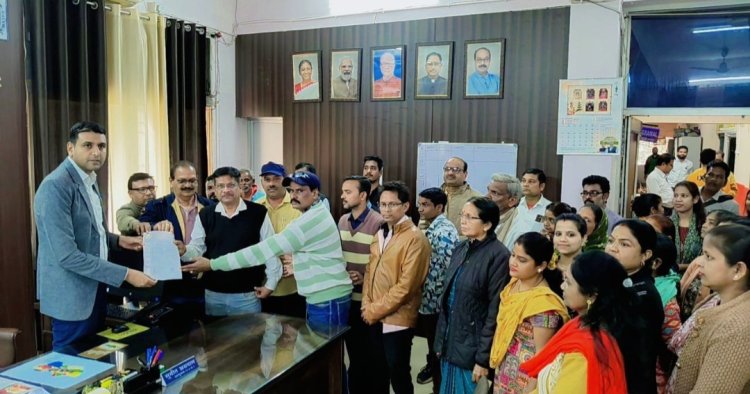 नगर निगम कर्मचारियों का आंदोलन, आयुक्त को सौंपा मांगों का ज्ञापन