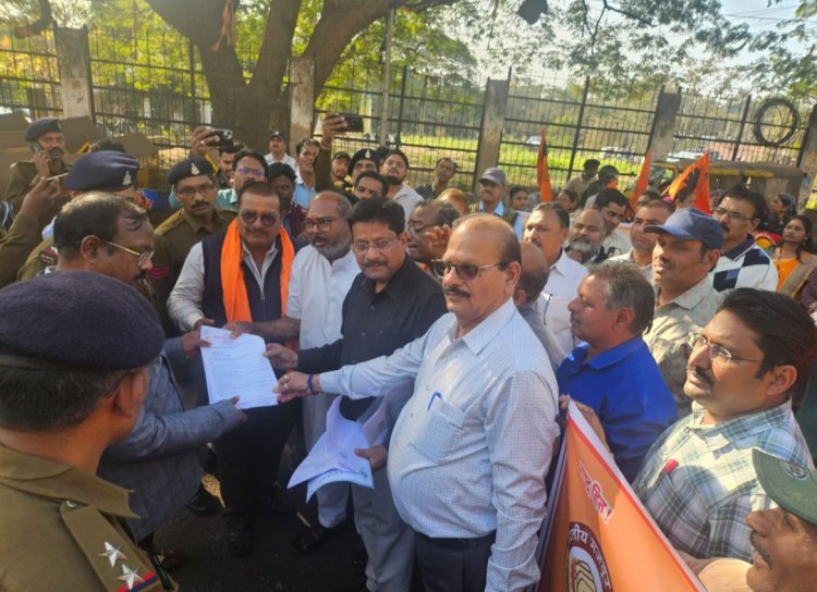 दुर्ग-भिलाई चरोदा रिसाली नगर निगम द्वारा संयुक्त रूप से 10 सूत्र मांगो को लेकर मुख्यमंत्री के नाम कलेक्टर को सौंपा ज्ञापन