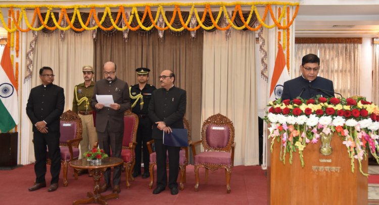 राज्यपाल डेका ने अमिताभ जैन को मुख्य सूचना आयुक्त एवं अग्रवाल और मिश्रा को राज्य सूचना आयुक्त पद की शपथ दिलाई