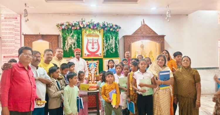 माता सरस्वती को पूजा अर्चना के साथ बच्चों को माता का प्रसाद स्वरूप कॉपी पेन का वितरण