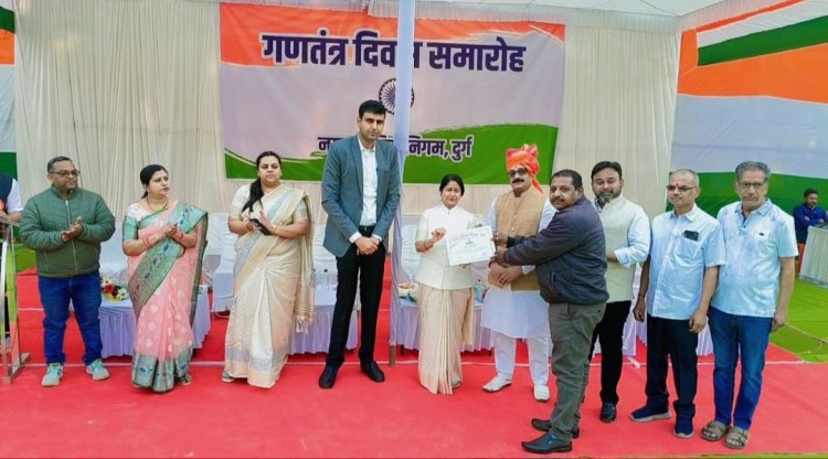 महापौर अलका बाघमार ने किया ध्वजारोहण, संविधान निर्माताओं और शहीदों को किया नमन