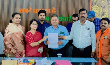 दुर्ग नगर निगम में 6 कर्मचारियों को पदोन्नति, महापौर अलका बाघमार ने सौंपे आदेश