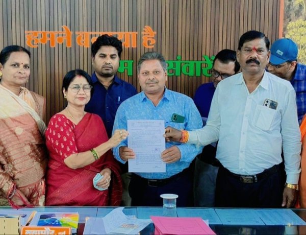 दुर्ग नगर निगम में 6 कर्मचारियों को पदोन्नति, महापौर अलका बाघमार ने सौंपे आदेश