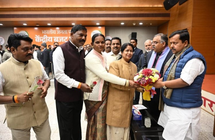 राष्ट्रीय अध्यक्ष बनने पर  नितिन नबीन को दी बधाई,महापौर अलका बाघमार ने एमआईसी साथियों संग दिल्ली में की सौजन्य मुलाकात