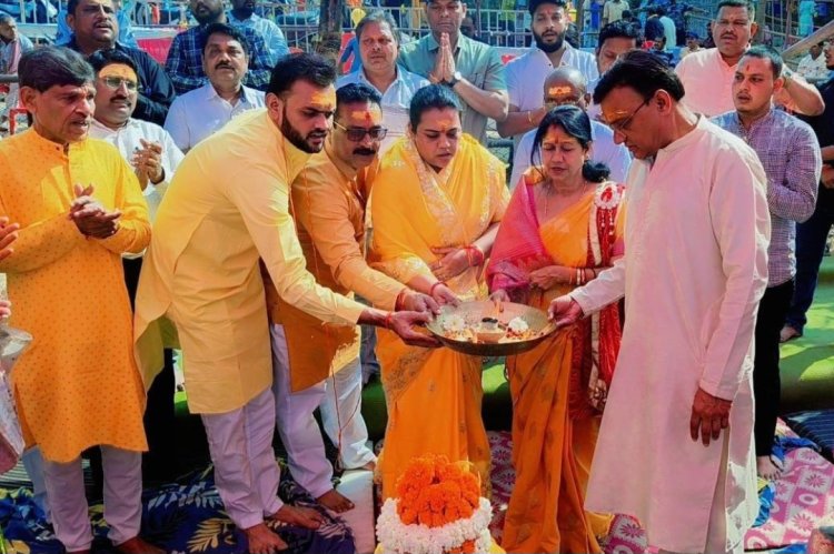 शिवनाथ तट पर गूंजा हर-हर महादेव, महापौर,सभापति व प्रभारी ने किया भव्य रुद्राभिषेक