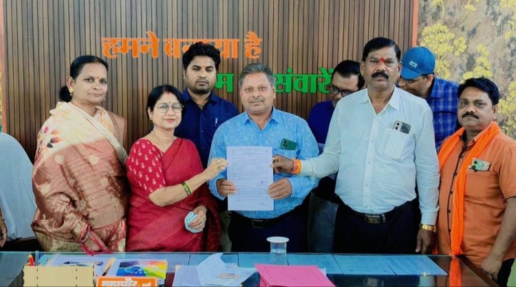 दुर्ग नगर निगम में 6 कर्मचारियों को पदोन्नति, महापौर अलका बाघमार ने सौंपे आदेश