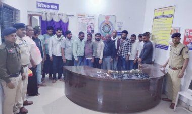 अमलेश्वर में देर रात छापा: ताश पर लग रहा था लाखों का दांव, 16 गिरफ्तार