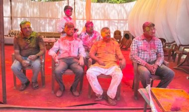 दुर्ग :  पुलिस कंट्रोल रूम परिसर में पुलिस अधिकारियों एवं कर्मचारियों द्वारा उल्लासपूर्वक मनाई गई पुलिस होली