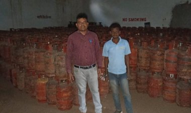 दुर्ग : पद्मनाभपुर की गोल्डन गैस एजेंसी पर कार्रवाई, स्टॉक में गड़बड़ी पर सैकड़ों सिलेंडर जब्त