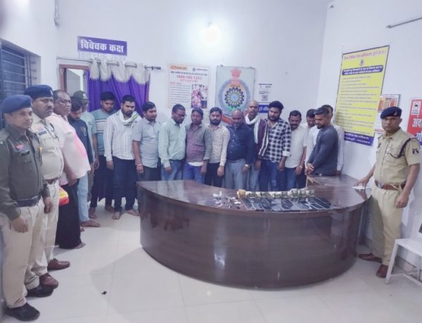 अमलेश्वर में देर रात छापा: ताश पर लग रहा था लाखों का दांव, 16 गिरफ्तार