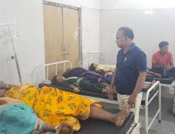 सामूहिक भोज के बाद 40 ग्रामीण हुए फूड पॉइजनिंग के शिकार, अस्पताल में कराया गया भर्ती