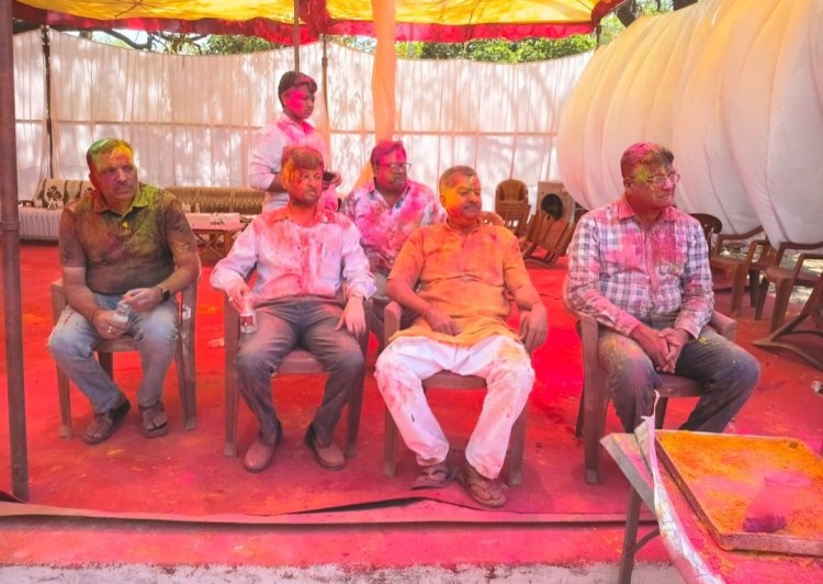 दुर्ग :  पुलिस कंट्रोल रूम परिसर में पुलिस अधिकारियों एवं कर्मचारियों द्वारा उल्लासपूर्वक मनाई गई पुलिस होली