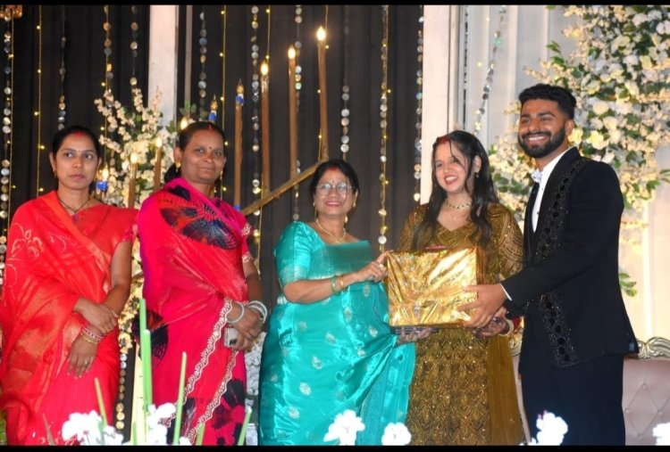 महापौर की अनोखी पहल,सड़क सुरक्षा का संदेश: महापौर द्वारा तीन अलग-अलग शादियों में पहुँचकर दूल्हा-दुल्हन को हेलमेट भेंट कर दी शुभकामनाएं